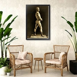 «Eugen Sandow, in classical ancient Greco-Roman pose, c.1893 2» в интерьере комнаты в стиле ретро с плетеными креслами
