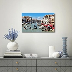 «Италия. Большой Венецианский канал» в интерьере современной гостиной с голубыми деталями