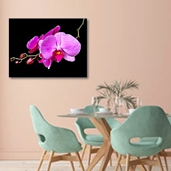 «Розовая орхидея на черном» в интерьере современной столовой в пастельных тонах