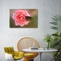 «Черная бабочка на розовой розе» в интерьере современной гостиной с желтым креслом