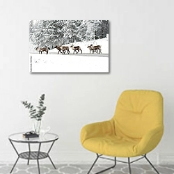 «Группа оленей, переходящая дорогу в зимнем лесу» в интерьере комнаты в скандинавском стиле с желтым креслом