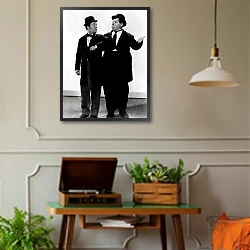 «Laurel & Hardy» в интерьере комнаты в стиле ретро с проигрывателем виниловых пластинок