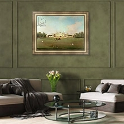 «Badminton House, Gloucestershire» в интерьере классической гостиной с зеленой стеной над диваном