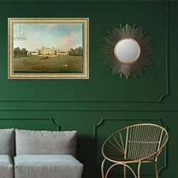 «Badminton House, Gloucestershire» в интерьере классической гостиной с зеленой стеной над диваном
