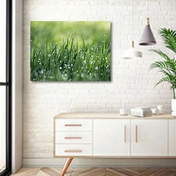 «Блестящая роса на траве» в интерьере комнаты в скандинавском стиле над тумбой