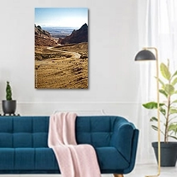 «США, Юта. Дорога в пустыне» в интерьере современной гостиной над синим диваном