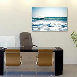 «Кайтсерфинг на высоких волнах» в интерьере офиса над столом начальника