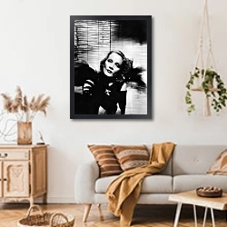 «Dietrich, Marlene 15» в интерьере гостиной в стиле ретро над диваном