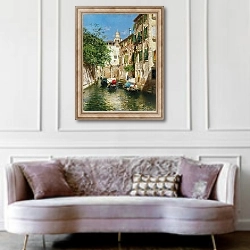 «Gondoliers on a Venetian canal» в интерьере гостиной в классическом стиле над диваном