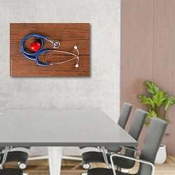 «Стетоскоп и красное сердце на деревянном столе» в интерьере современного офиса над столом для конференций