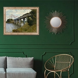 «Железнодорожный мост в Аргентеле 2» в интерьере классической гостиной с зеленой стеной над диваном