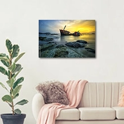 «Затонувший корабль на закате в море» в интерьере современной светлой гостиной над диваном