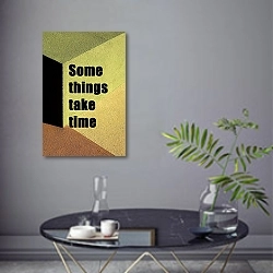 «Some things take time» в интерьере современной гостиной в серых тонах