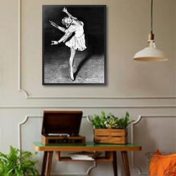«Blond Ballerina Of The Rinks» в интерьере комнаты в стиле ретро с проигрывателем виниловых пластинок