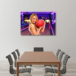 «Девушка с красным шаром в боулинг-клубе» в интерьере конференц-зала над столом для переговоров