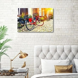«Красный велосипед на мощеной улице в старом городе» в интерьере современной спальни в белом цвете с золотыми деталями