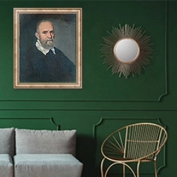 «Портрет мужчины с бородой» в интерьере классической гостиной с зеленой стеной над диваном