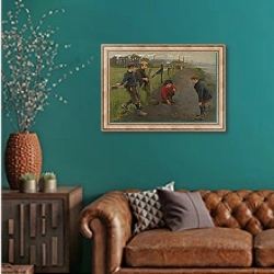 «Шарики» в интерьере гостиной с зеленой стеной над диваном
