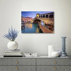 «Италия. Венеция. Мост Риальто вечером» в интерьере современной гостиной с голубыми деталями