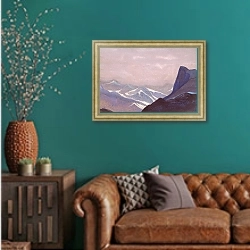 «Перевал Сугет» в интерьере гостиной с зеленой стеной над диваном