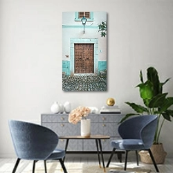 «Старая дверь в Майорке, Испания» в интерьере современной гостиной над комодом