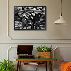 «Marx Brothers (Animal Crackers) 3» в интерьере комнаты в стиле ретро с проигрывателем виниловых пластинок