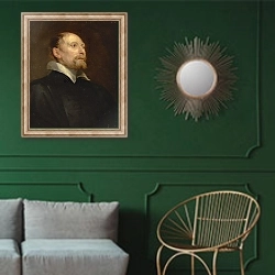 «Неизвестный клерк» в интерьере классической гостиной с зеленой стеной над диваном