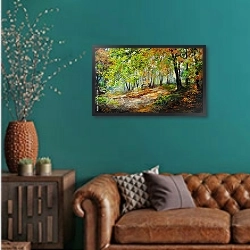 «Ранняя осень в лесу» в интерьере гостиной с зеленой стеной над диваном