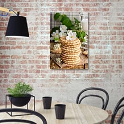 «Ванильное печенье на столе» в интерьере современной кухни с кирпичной стеной