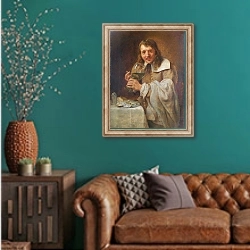 «Дегустация» в интерьере гостиной с зеленой стеной над диваном