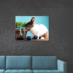 «Кролик с синими яйцами и корзинкой травы» в интерьере в стиле лофт с черной кирпичной стеной
