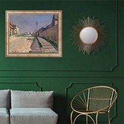 «Roslagsgatan» в интерьере классической гостиной с зеленой стеной над диваном