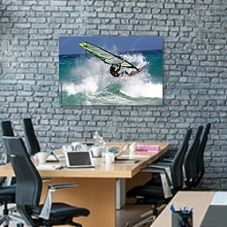«Виндсерфинг» в интерьере современного офиса с черной кирпичной стеной