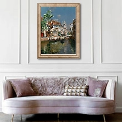 «Gondolas On A Venetian Canal, Santa Maria Della Salute In The Distance» в интерьере гостиной в классическом стиле над диваном