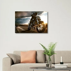 «Мотоциклист» в интерьере современной светлой гостиной над диваном