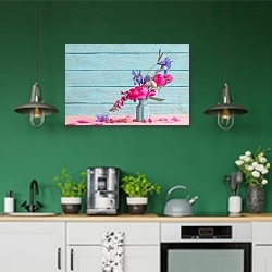 «Голубые пионы в вазе» в интерьере кухни с зелеными стенами
