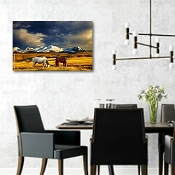 «Россия, Алтай. Осенний пейзаж с двумя лошадьми» в интерьере современной столовой с черными креслами