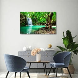 «Водопад Эраван в Таиланде» в интерьере современной гостиной над комодом