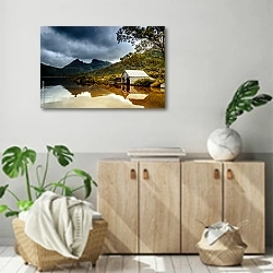 «Гора Крейдл, Тасмания» в интерьере современной комнаты над комодом
