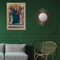 «Дева Мария с младенцем с четырьмя ангелами» в интерьере классической гостиной с зеленой стеной над диваном