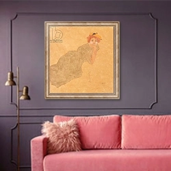 «Girl in Olive Coloured Dress with Propped Arm; Frau in Olivefarbenem Kleid mit Aufgestutzem Arm, 1908» в интерьере гостиной с розовым диваном