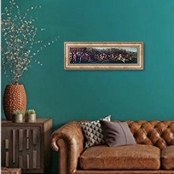«Вторжение сабинских женщин» в интерьере гостиной с зеленой стеной над диваном