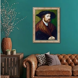 «Портрет мужчины 20» в интерьере гостиной с зеленой стеной над диваном