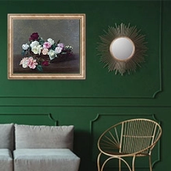 «Корзина с розами» в интерьере классической гостиной с зеленой стеной над диваном