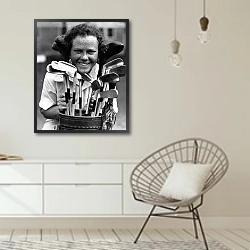 «История в черно-белых фото 281» в интерьере белой комнаты в скандинавском стиле над комодом