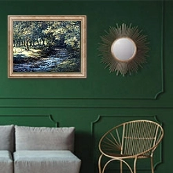 «English River» в интерьере классической гостиной с зеленой стеной над диваном