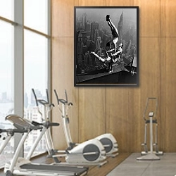 «История в черно-белых фото 154» в интерьере фитнес-зала с тренажерами