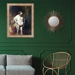 «Женщина, купающаяся в потоке» в интерьере классической гостиной с зеленой стеной над диваном