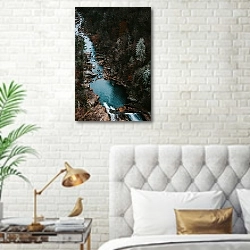 «Голубая река в темном лесу» в интерьере современной спальни в белом цвете с золотыми деталями