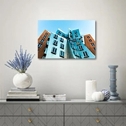 «Кривые здания» в интерьере современной гостиной с голубыми деталями